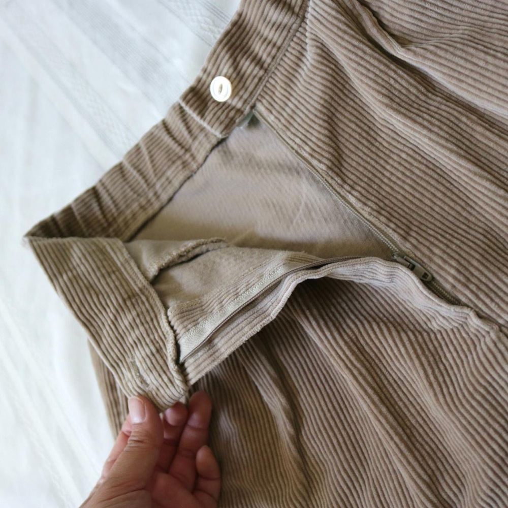 Vintage tan high waisted pleated corduroy shorts - Picture 5 of 8